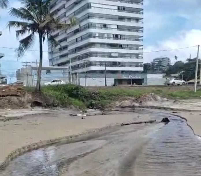 Esgoto despejado na Praia dos Milionários é retrado do descaso como meio ambiente em Ilhéus